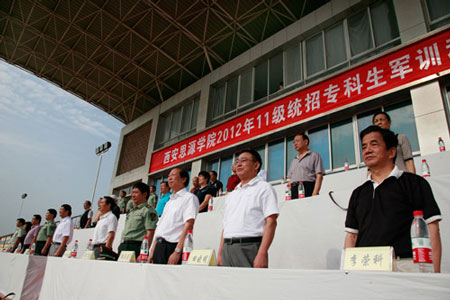 西安思源学院隆重举行2011级统招专科新生军